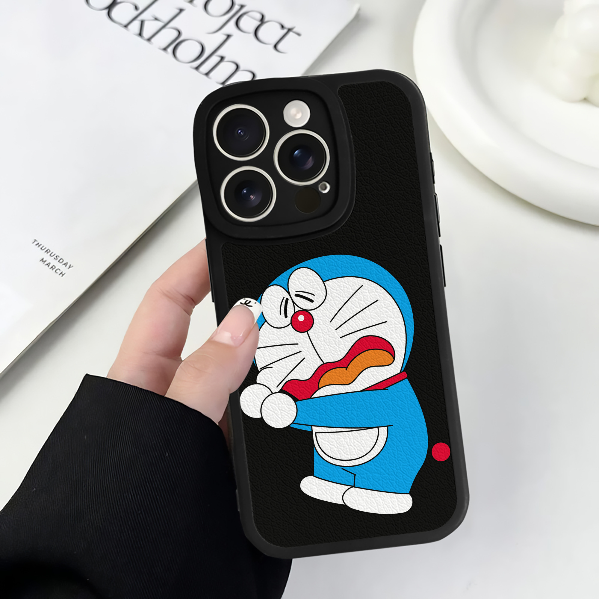 （画像用） ドラえもん Doraemon 【iPhone 16シリーズ対応】シリコンスマホケース（レザー調） 材質：シリコン